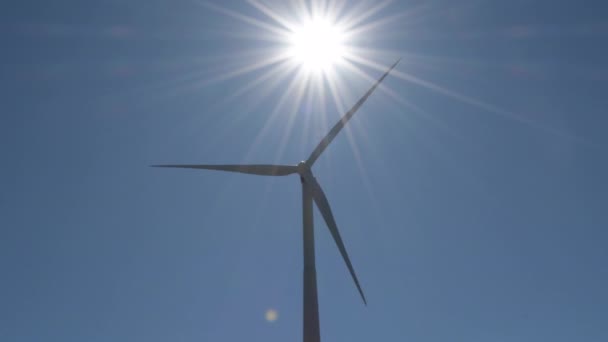 Turbina Eólica Energia Renovável Movendo Com Sol Céu Dia Ensolarado — Vídeo de Stock