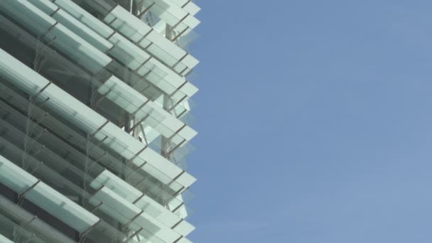 Ventanas Vidrio Edificio Moderno Con Cielo Azul — Vídeos de Stock