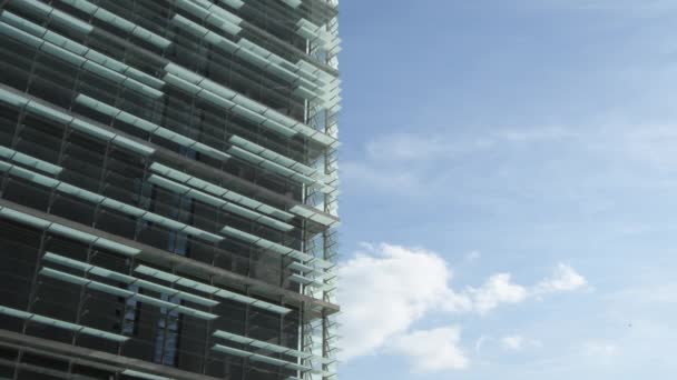 青い空の現代的な建物で開かれたWindowsガラス — ストック動画