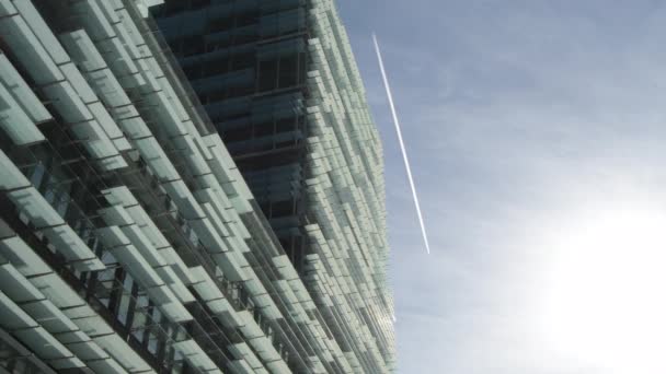 玻璃窗的现代建筑开启了阳光灿烂的一天 — 图库视频影像