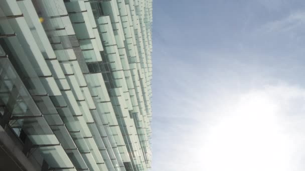Σύγχρονο Κτίριο Παράθυρα Γυαλί Άνοιξε Μπλε Ουρανό Μια Ηλιόλουστη Μέρα — Αρχείο Βίντεο
