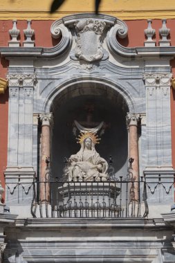 Malaga, İspanya 'daki Piskoposluk Sarayı' nın Yüzündeki Dindarlık Heykeli