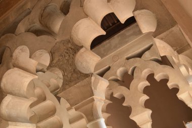 Alcazaba 'daki Multifoil kemerleri, antik Müslüman sarayı, Malaga, İspanya