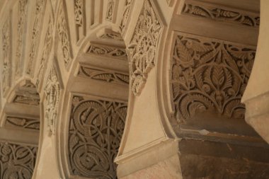 Alcazaba, Malaga, İspanya 'daki Müslüman sarayındaki tarihi kemerlerdeki süsler