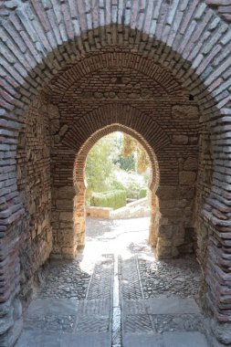 La Alcazaba, Malaga, İspanya Müslümanların tahkimatında antik taşlar geçidi