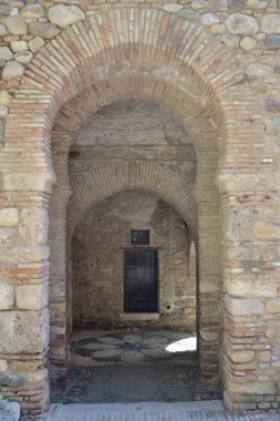 La Alcazaba, Malaga, İspanya tahkimatında antik taşlar geçidi
