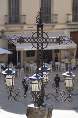 La Alcazaba, Malaga, İspanya 'da demir haç ve fenerler