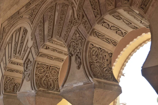 Αρχαίες Στήλες Καμάρες Στο Μουσουλμανικό Παλάτι Της Nasrid Στυλ Alcazaba — Φωτογραφία Αρχείου