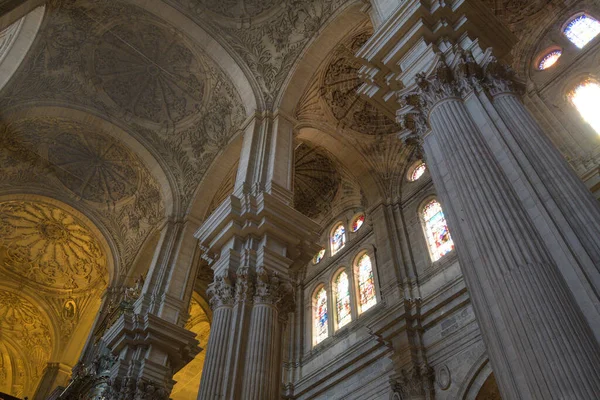 Große Säulen Gewölbe Und Kirchenfenster Der Kathedrale Von Málaga Spanien — Stockfoto