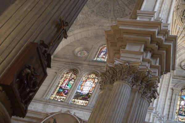 Kreuzweg Große Säule Und Kirchenfenster Der Kathedrale Von Málaga — Stockfoto