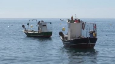 Balıkçı tekneleri sakin bir plaja demirledi güneşli bir günde, Calahonda, İspanya