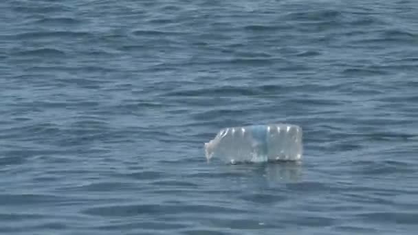 在海里漂浮的塑料瓶 — 图库视频影像
