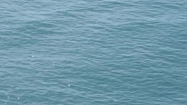 Calme dans les vagues de la mer ondulant une journée ensoleillée 