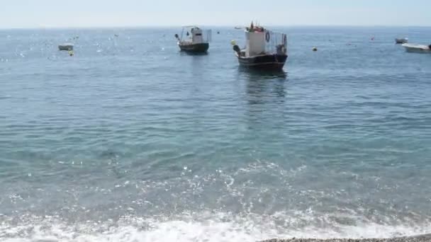 Barcos Fisher Ancorados Uma Praia Uma Manhã Ensolarada Calahonda Espanha — Vídeo de Stock