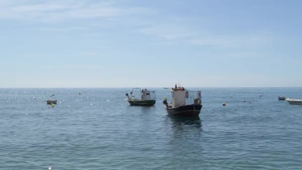 Fiskebåtar Förtöjda Lugn Strand Solig Morgon Calahonda Spanien — Stockvideo