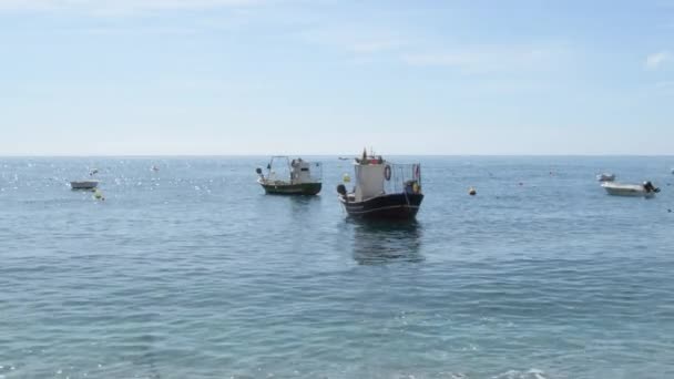 西班牙卡拉洪达 渔船停泊在平静的海滩上 — 图库视频影像