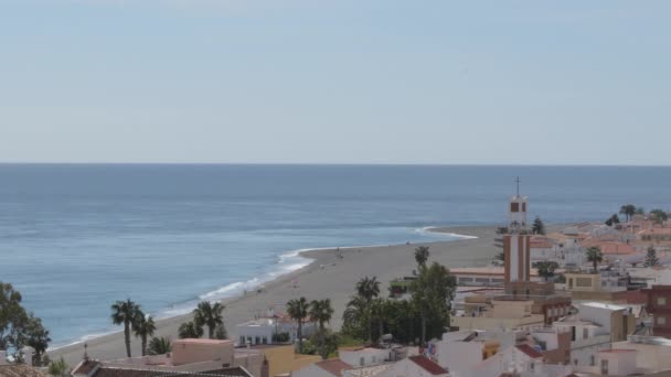 Paisaje Playa Iglesia Lugar Mediterráneo Día Soleado — Vídeo de stock