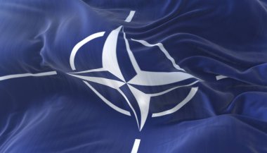 NATO bayrağı rüzgarda dalgalanıyor