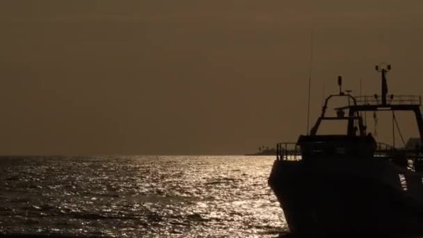 Fischerschiff Steuert Bei Sonnenuntergang Den Hafen — Stockvideo