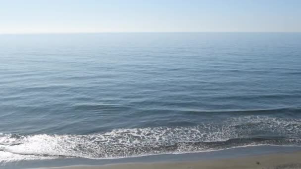 Onde Del Mare Blu Che Arrivano Alla Costa Spiaggia Una — Video Stock