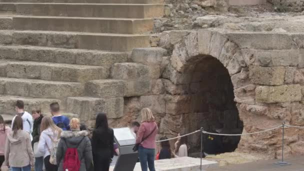 Ludzie Odwiedzający Kamienny Łuk Starożytnym Rzymskim Teatrze Malaga Hiszpania — Wideo stockowe