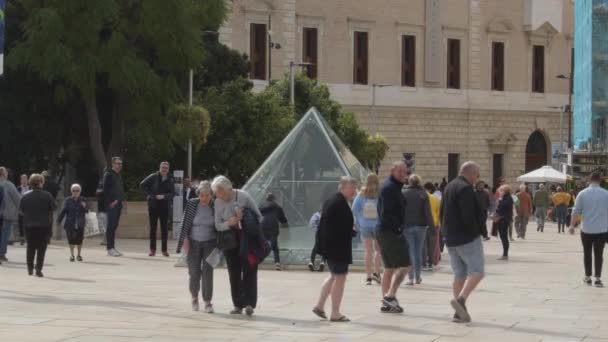 Mensen Lopen Een Straat Met Een Kristallen Piramide Vloer Malaga — Stockvideo