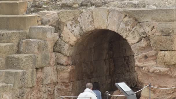 Nsanlar Antik Roma Tiyatrosunda Bir Taş Kemeri Ziyaret Ediyorlar — Stok video