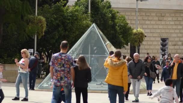 Pessoas Andando Uma Rua Com Uma Pirâmide Cristal Chão — Vídeo de Stock