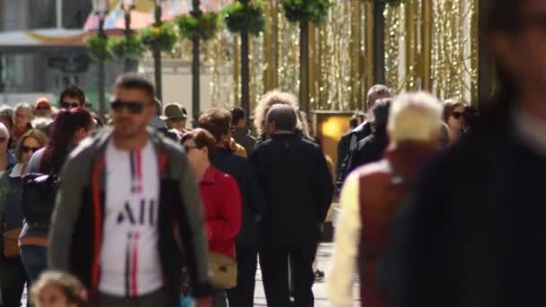 Tłum Ludzi Chodzących Ulicy Peatonalnej — Wideo stockowe