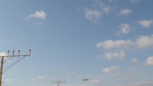 抵达机场的飞机 — 图库视频影像