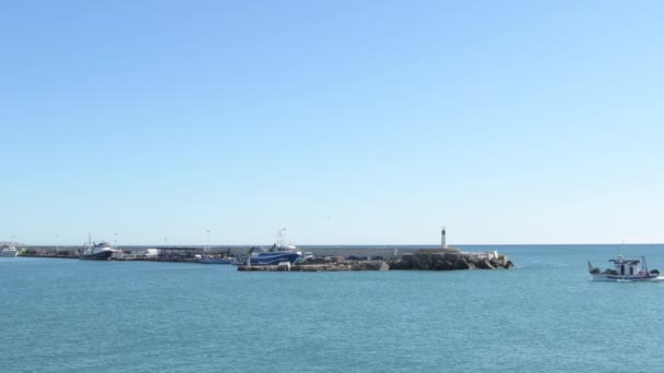 Barco Fisher Entrando Puerto Una Mañana Soleada — Vídeos de Stock