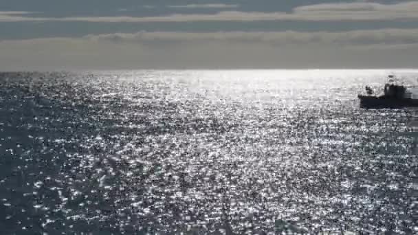 Küçük Balıkçı Gemisi Güneşli Bir Sabah Limana Doğru Yol Alıyor — Stok video