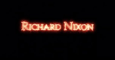 Richard Nixon ateşle yazıldı. Döngü