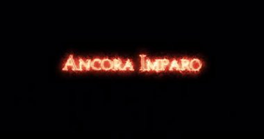 Ancora Imparo ateşle yazılmış. Döngü