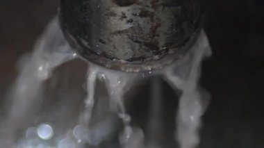 Kirli suyu dışarı atan eski endüstriyel boru