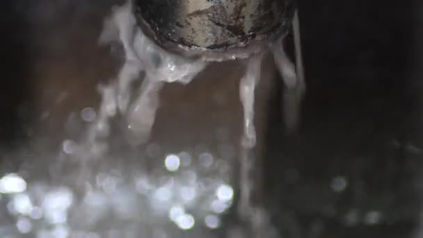 Tubería Industrial Que Expulsa Agua Sucia Una Fábrica — Vídeo de stock