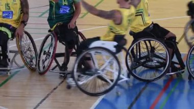 Maç başlamadan önce basketbol oyuncularının tekerlekli sandalyeleri