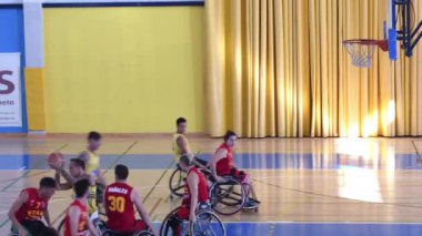 Tekerlekli sandalye basketbol maçında hücum.