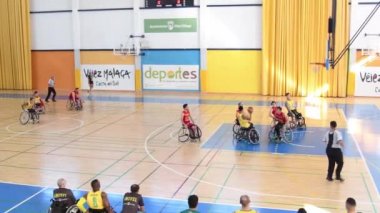 Tekerlekli sandalye basketbol maçında basket sepetiyle hücum oyunu