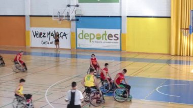 Basketbol tekerlekli sandalye maçında basket potasıyla hücum.