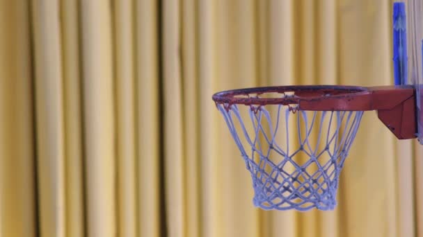 Neergeschoten Een Mand Tijdens Een Basketbaltraining — Stockvideo