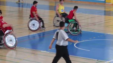 Tekerlekli sandalye basketbol maçındaki oyuncular