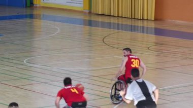 Basketbol tekerlekli sandalyeli oyuncular bir maçta