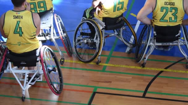 Jugadores Baloncesto Silla Ruedas Que Observan Partido — Vídeo de stock