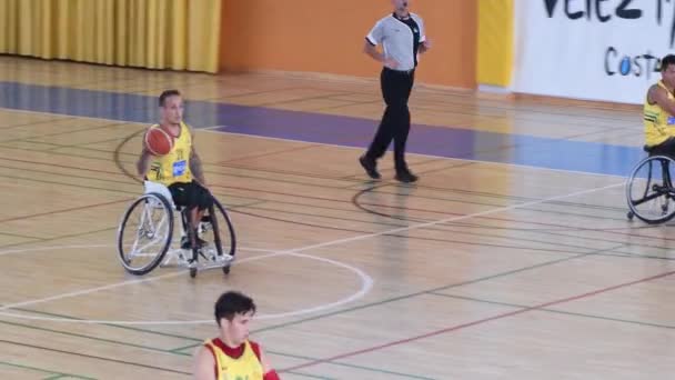 Jogadores Cadeira Rodas Basquete Jogando Uma Partida — Vídeo de Stock