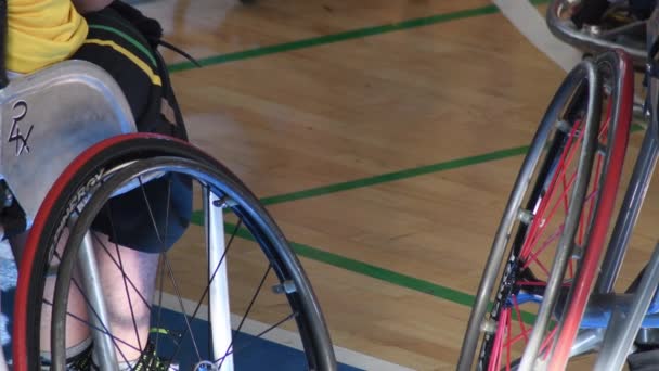 Detalle Silla Ruedas Del Jugador Baloncesto Silla Ruedas Viendo Partido — Vídeo de stock