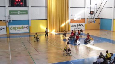 Tekerlekli sandalye basketbol oyuncuları bir maç oynuyorlar