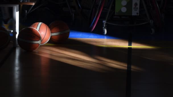 Balones Baloncesto Cancha Durante Partido Baloncesto — Vídeo de stock