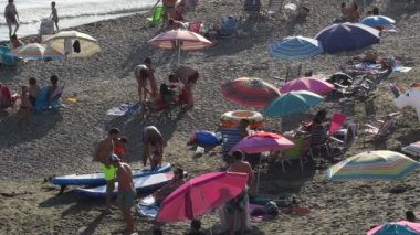 Plajdaki insanlar Yazın güneşli bir günü