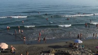 Kumsalda insanlar güneşli bir yaz gününde